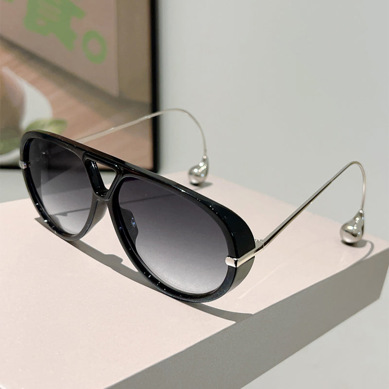 IMPERIA AVIATOR™ Lo sguardo che cattura l'attenzione prima ancora delle parole.